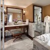 Photo hotel plaza athenee salle de bain b