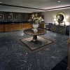 Photo laguardia airport hotel lobby reception b