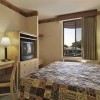 Photo howard johnson express inn queens chambre b
