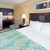 Photo la quinta inn suites west long branch chambre b