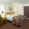 Photo red roof inn jamestown falconer chambre b