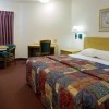 Photo red roof inn jamestown falconer chambre b