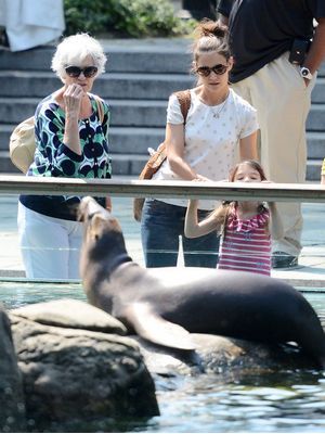 Visite du Zoo de Central Park par Katie Holmes, sa mère et sa fille Suri Cruise